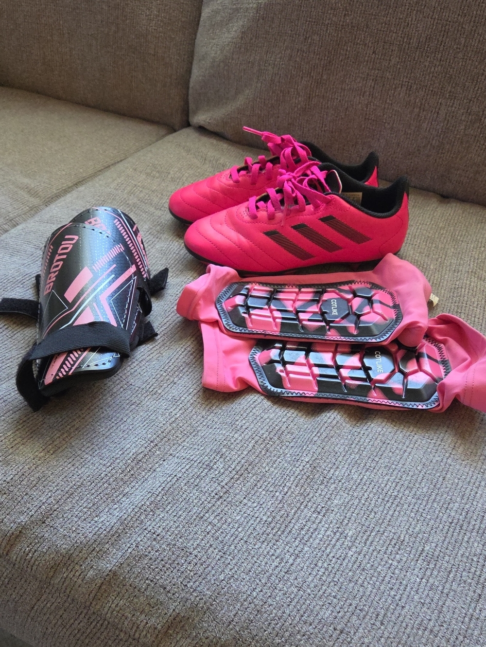 Size 1.5 Girls soccer Cleats And Shin Gaurds